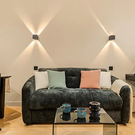 Champs-Elysees Studio With Air Conditioning 4 People
