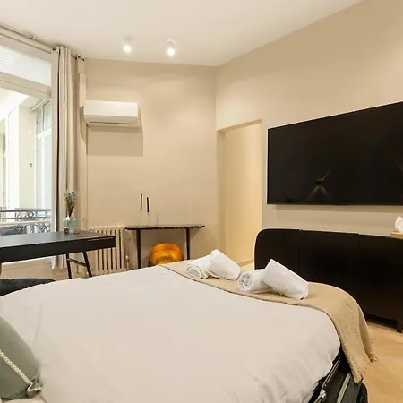 Champs-Elysees Studio With Air Conditioning 4 People *